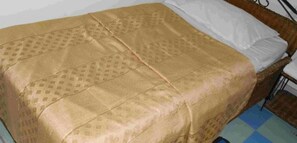 Escritorio, cortinas blackout, wifi gratis y ropa de cama 