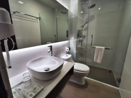 Pancuran mandi, pengering rambut, bidet, tuala disediakan 