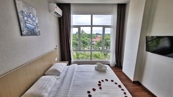 Standard Room (King) | Meja, ruang kerja komputer riba, langsir/tirai gelap terus 