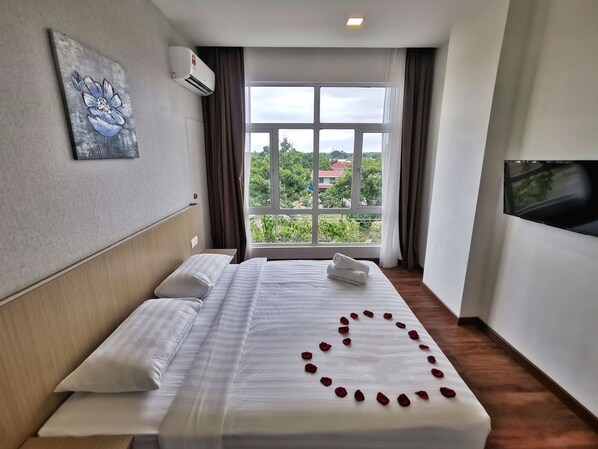 Standard King Room | Desk, laptop workspace, blackout drapes, iron/ironing board