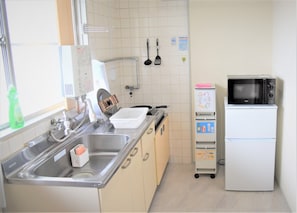 Fridge, microwave, stovetop, cookware/dishes/utensils