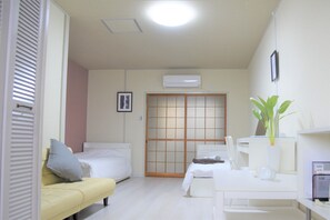 1 bedroom, desk, iron/ironing board, Internet - AR2 The grand opening to the oldfashioned attra - Kamiyama apartment third floor 302 / Osaka Ōsaka (Osaka)