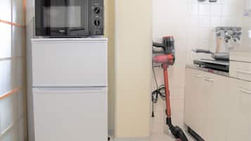 Fridge, microwave, stovetop, cookware/dishes/utensils
