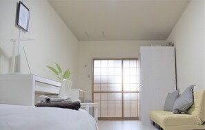 1 bedroom, desk, iron/ironing board, Internet - AR2 The grand opening to the oldfashioned attra - Kamiyama apartment third floor 302 / Osaka Ōsaka (Osaka)