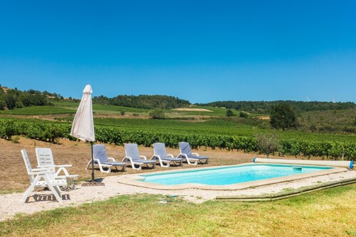 Cottage classified 3 * in vineyard with magnificent views and private pool