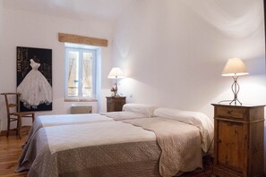3 habitaciones, tabla de planchar con plancha y cuna de viaje 