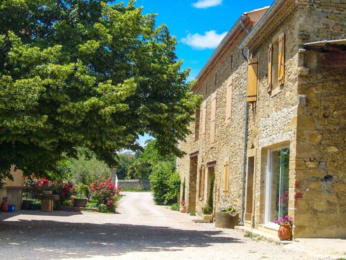 Cottage classified 3 * in vineyard with magnificent views and private pool
