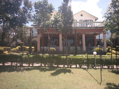 Boendets fasad. Naivasha Lakeview Resort