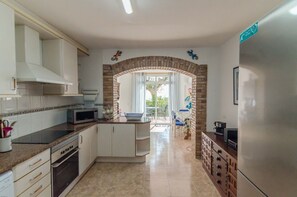 Kühlschrank, Ofen, Herdplatte, Geschirrspüler