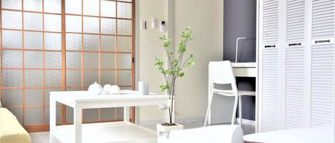 1 chambre, bureau, fer et planche à repasser, accès Internet