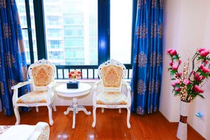 Schreibtisch, Verdunkelungsvorhänge, kostenloses WLAN, Bettwäsche