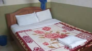 Escritorio y ropa de cama