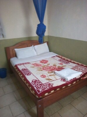 Double Room | Desk, bed sheets - Liwa Guest House (Naivasha)