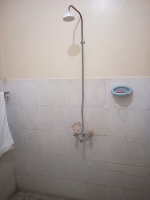 Double Room | Bathroom shower - Liwa Guest House (Naivasha)