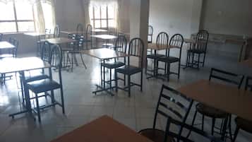 Se sirven desayunos, almuerzos, cenas y cocina local