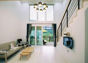 House | Living area | Flat-screen TV, toys, heated floors - Animal Caravan Pension - Glamping (Gapyeong)