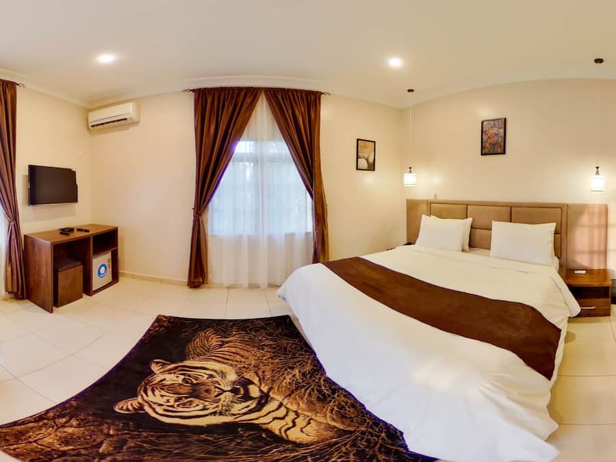 Habitación Deluxe | Escritorio, cortinas opacas, tabla de planchar con plancha y wifi gratis