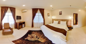 Deluxe Room | Desk, blackout drapes, iron/ironing board (on request), WiFi (free)