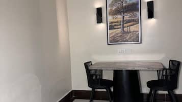 Premium Studio Suite | In-room dining