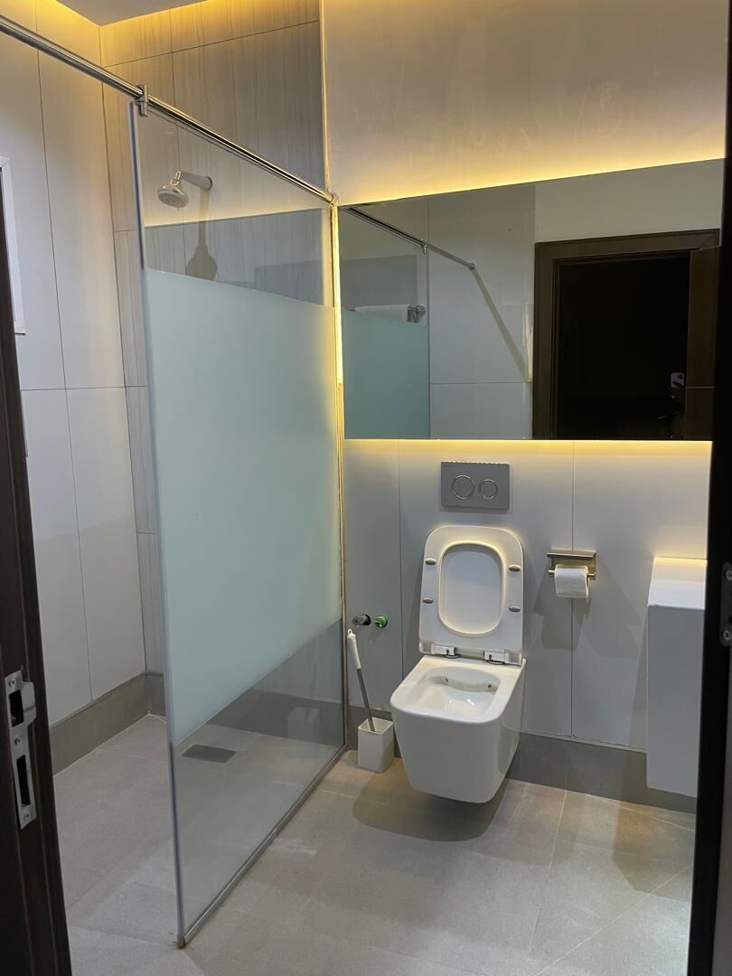 Premium-Studiosuite | Badezimmer | Dusche, Regendusche, kostenlose Toilettenartikel, Hausschuhe