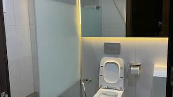 Premium Studio Suite | Bathroom | Shower, rainfall showerhead, free toiletries, slippers