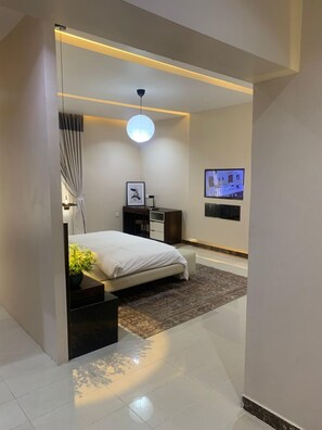 Premium Studio Suite | Desk, blackout curtains, iron/ironing board, free WiFi