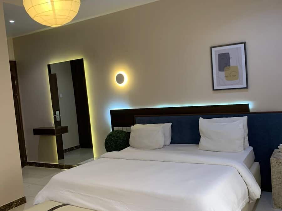 Escritorio, cortinas blackout y tabla de planchar con plancha