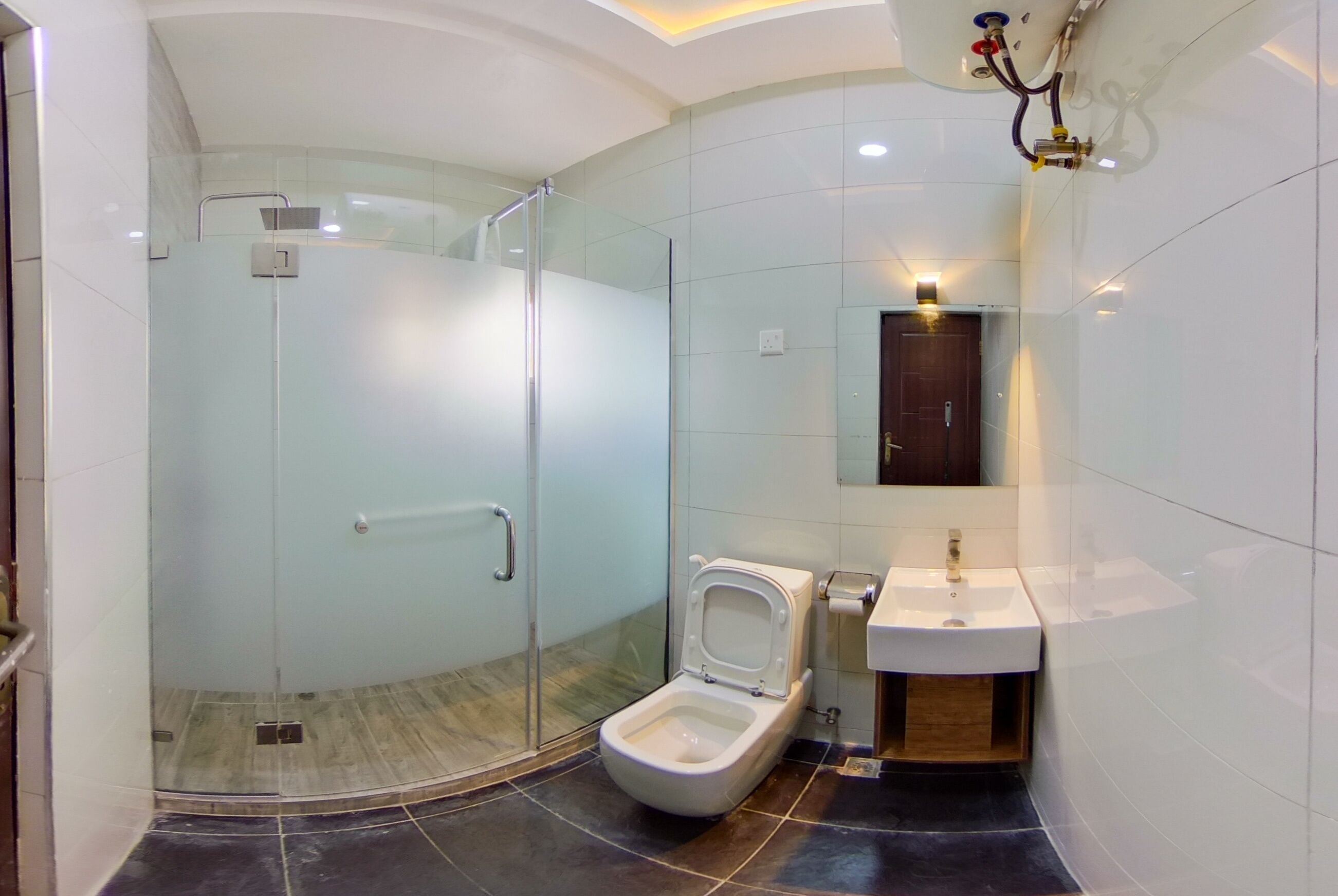 Kamar Deluks | Kamar mandi | Shower, pancuran hujan, perlengkapan mandi gratis, dan sandal
