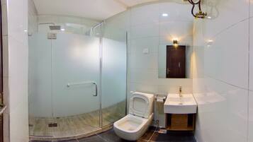 Deluxe Room | Bathroom | Shower, rainfall showerhead, free toiletries, slippers