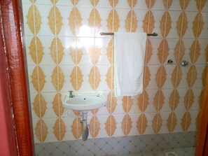 Deluxe-huone | Kylpyhuone | Suihku, sadesuihkupää, ilmaiset hygieniatuotteet, pyyhkeet