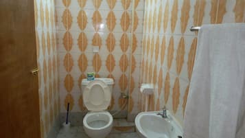 Phòng Deluxe | Phòng tắm | Buồng tắm vòi sen, vòi sen phun mưa, đồ dùng nhà tắm miễn phí