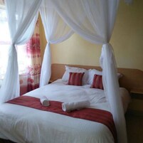 Escritorio, wifi gratis y ropa de cama 