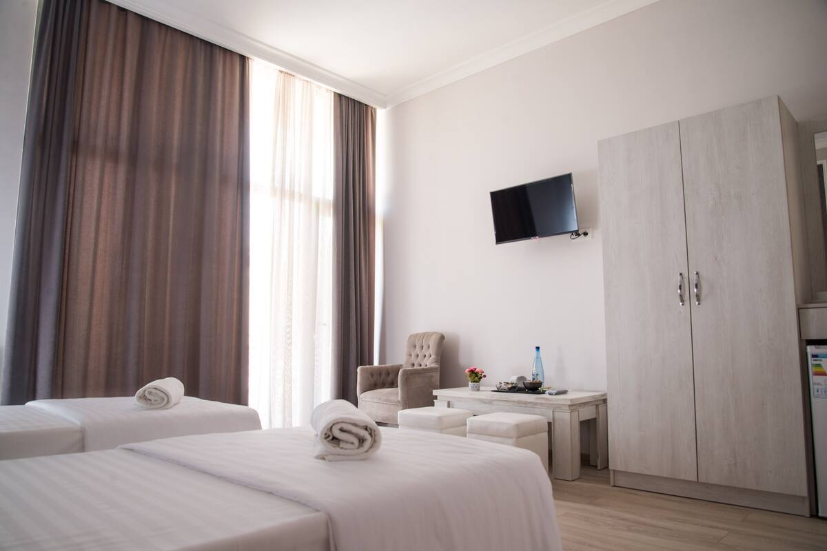 Habitación estándar con 1 cama matrimonial o 2 individuales | Minibar, decoración personalizada, muebles diferentes y escritorio