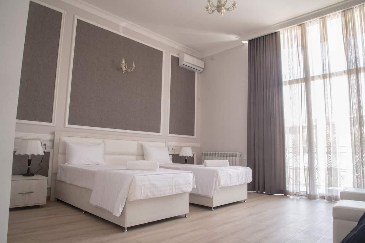 Minibar, decoración personalizada, muebles diferentes y escritorio