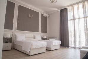 Een minibar, individueel gedecoreerd, individueel gemeubileerd