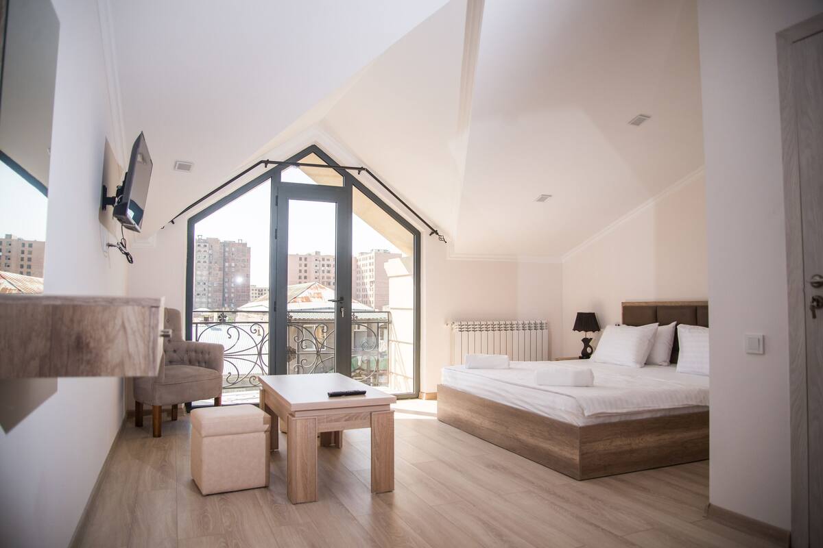 Deluxe Double Room | Minibar, desk, blackout drapes, soundproofing