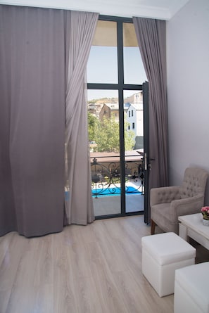 Habitación estándar con 1 cama matrimonial o 2 individuales | Minibar, decoración personalizada, muebles diferentes y escritorio 
