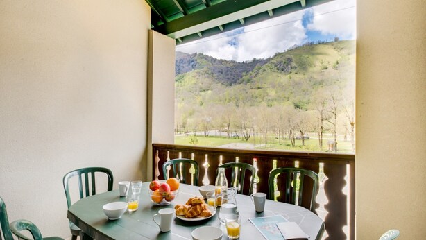Una mesa de desayuno con vistas a un paisaje montañoso.