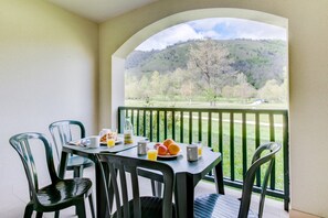 تناول الط�عام بالخارج