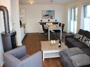 Fernseher, Kamin, Bücher