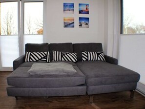 TV, fireplace, books - Sielhuus 1 - Exclusive first floor apartment with sauna and box-spring beds (Fedderwardersiel-Butjadingen)