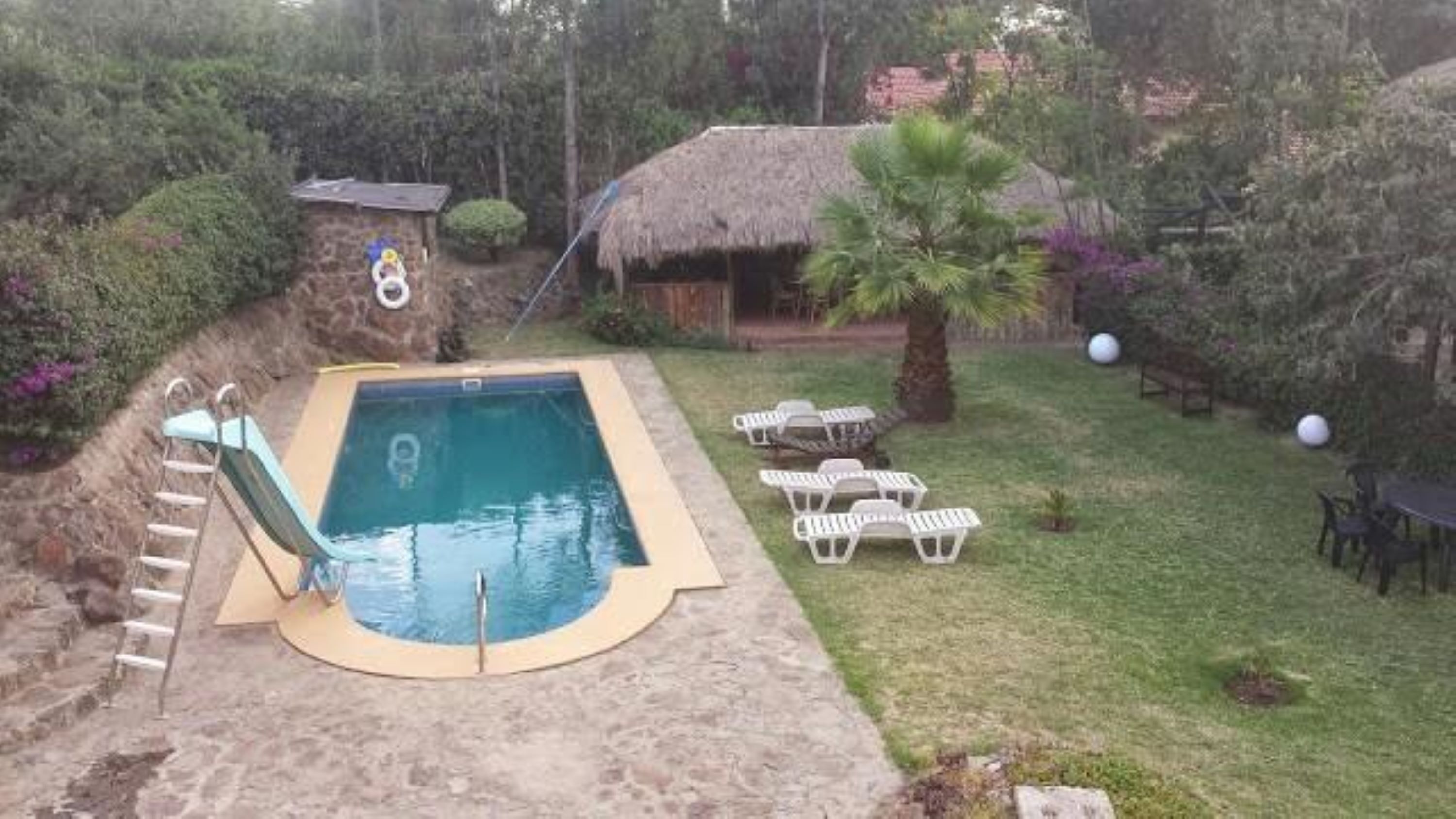 Una piscina al aire libre