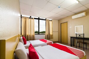 Escritorio, wifi gratis y ropa de cama 