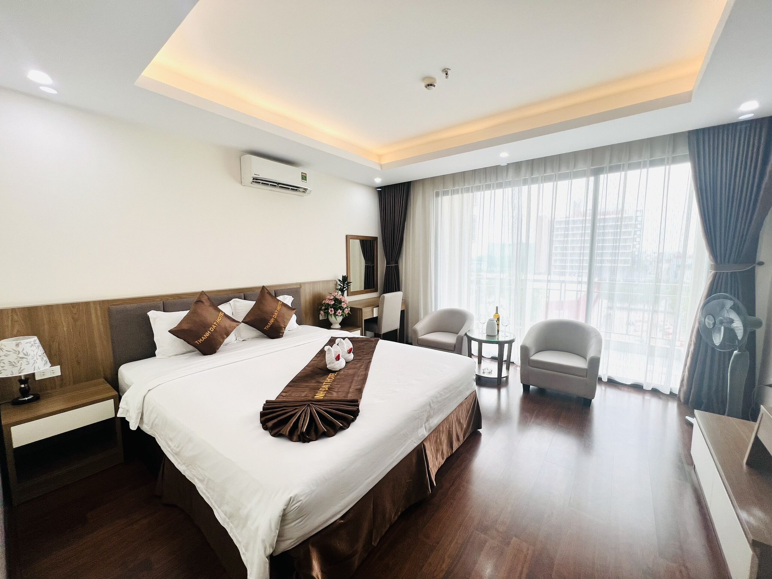 Eenvoudige tweepersoonskamer | Luxe beddengoed, bedden met traagschuimmatras, een minibar, een bureau