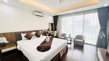 Eenvoudige tweepersoonskamer | Luxe beddengoed, bedden met traagschuimmatras, een minibar, een bureau