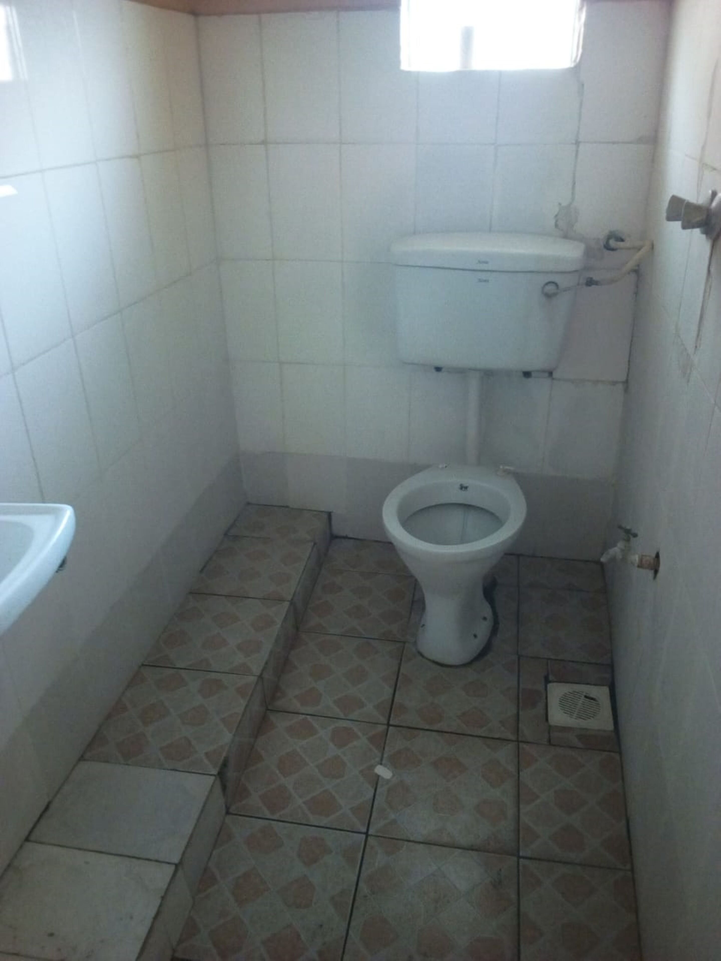 Ducha, artículos de tocador gratuitos, pantuflas, toallas