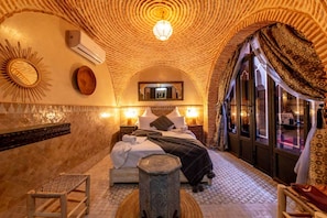 Luxe beddengoed, een kluis op de kamer, individueel gedecoreerd