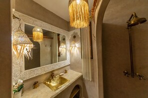 Quarto casal superior | Banheiro | Chuveiro, chuveiro com efeito de chuva, produtos de toalete grátis 