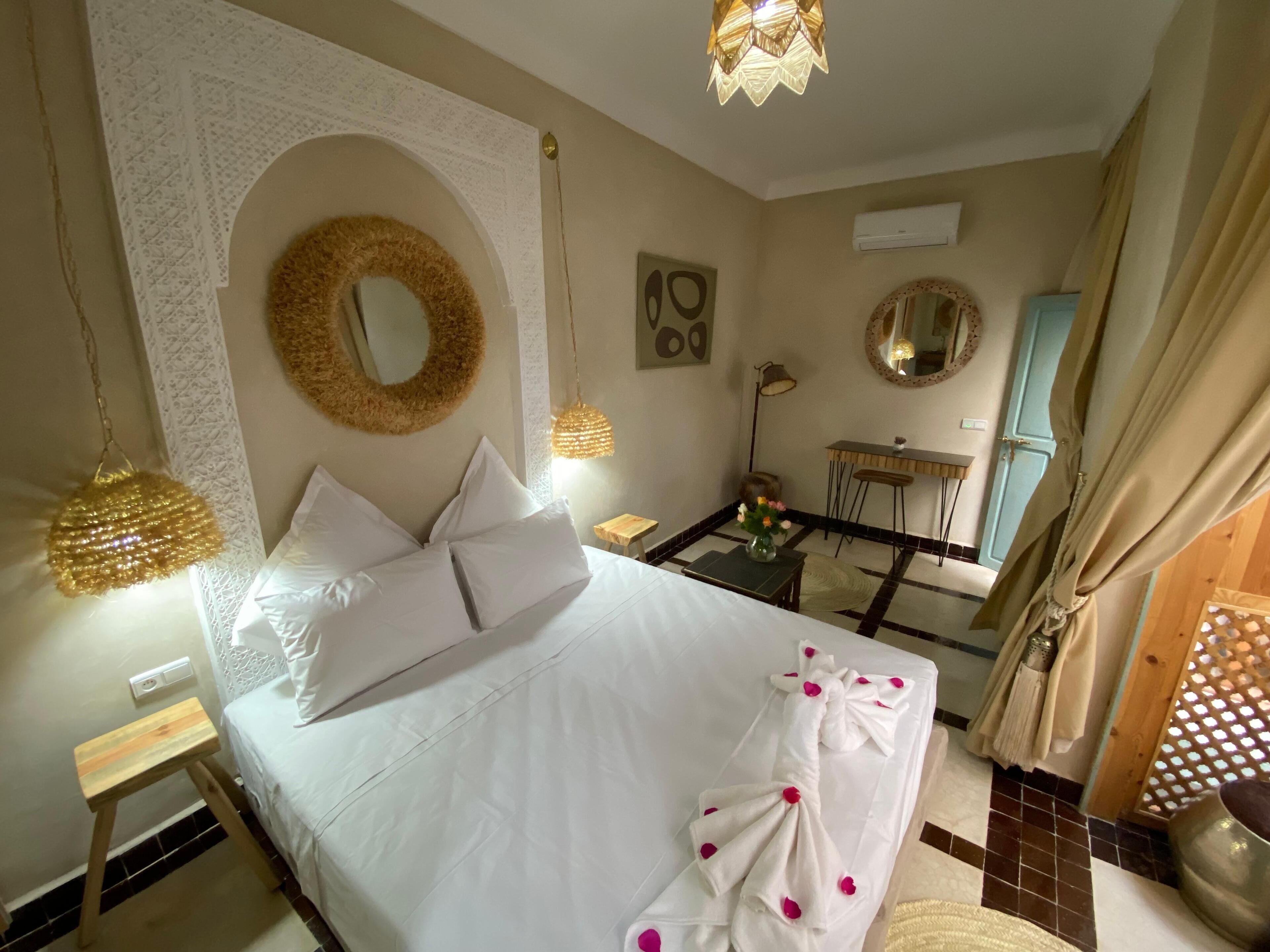 Premium bedding, in-room safe, individually decorated