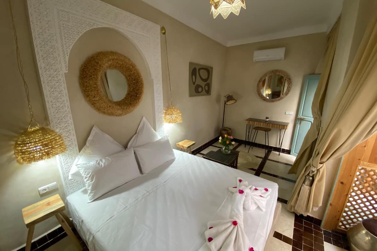 Premium bedding, in-room safe, individually decorated